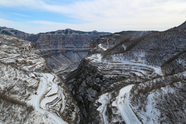 河南林州：太行大峡谷首场雪美成了童话世界