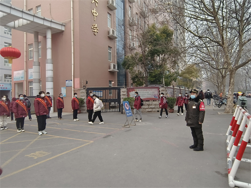 相隔近4个多月郑州中学生重返校园上课，金水巡防队员奔赴爱心岗