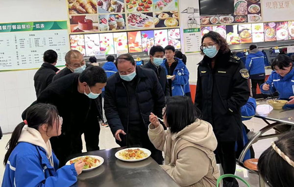 邓州市市场监管局落实陪餐制度 保障校园食品安全