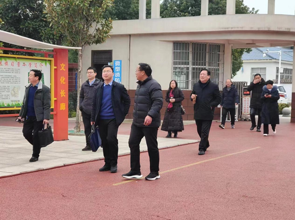 邓州市教体局领导莅临十林镇检查指导工作