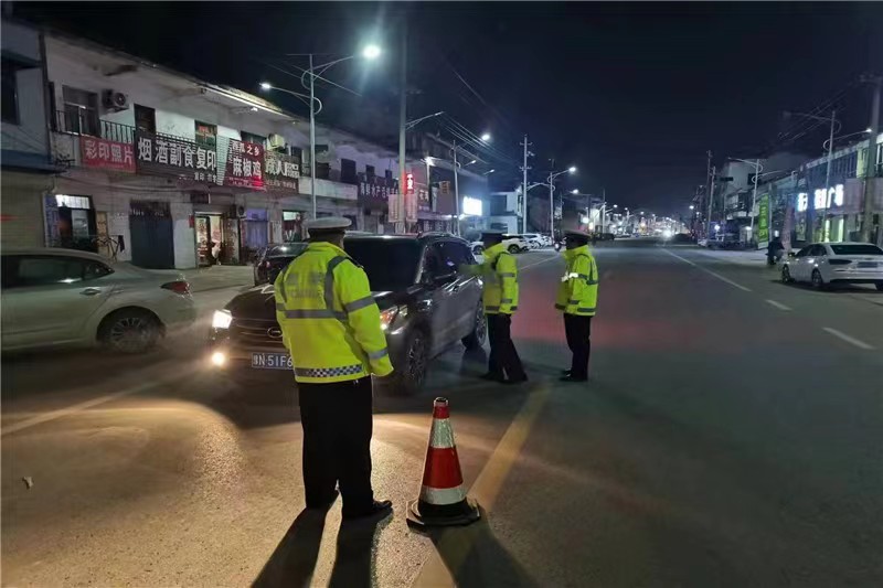 商丘市公安局交警支队开展“豫筑平安”第一次统一行动和酒驾醉驾周末集中整治行动