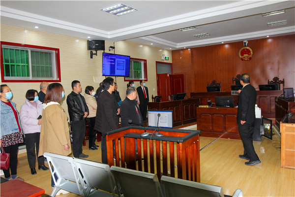 方城县法院：“沉浸式”参观 “零距离”普法