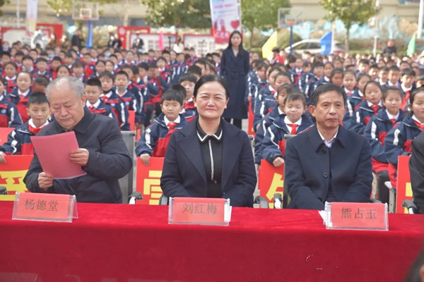 邓州市举办中小学校“传承雷锋精神 听党话跟党走”旗帜传递活动仪式