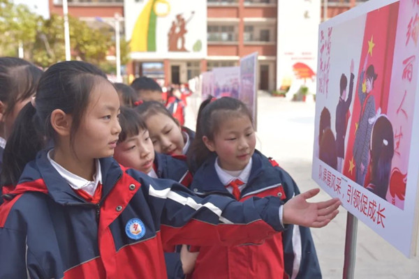 邓州市举办中小学校“传承雷锋精神 听党话跟党走”旗帜传递活动仪式