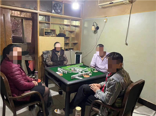 郑州民警蹲守3天端掉一赌博窝点，将违法人员成功抓获