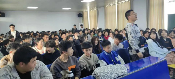 邓州市教体局举办高中生心理健康专题教育活动