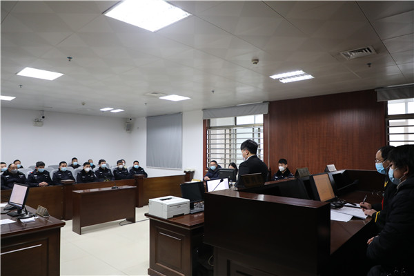 新野县法院：公安干警旁听行政案件 助推法治政府建设