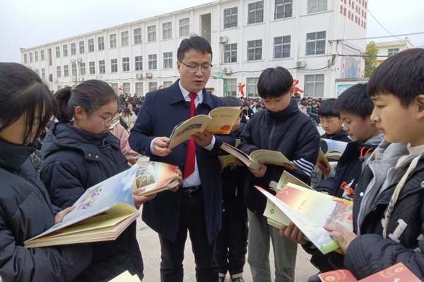 邓州市法院：法治教育走进穰东一初中