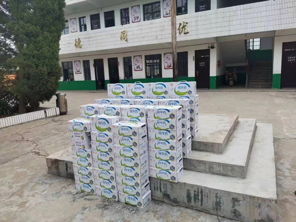 邓州市文渠镇常英旭：百箱牛奶赠母校 助力育人好环境