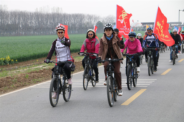 邓州市举办“春满穰原 畅游邓州”自行车巡游活动