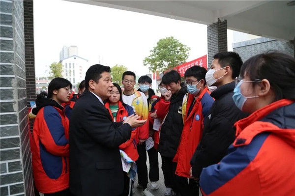 邓州市法院进高中开展法治宣讲 学生送来“志愿书”