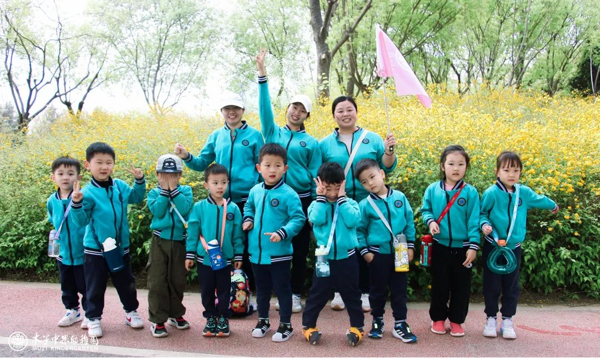 郑州中果木子幼儿园：小脚丫丈量大世界 感受行走的力量 