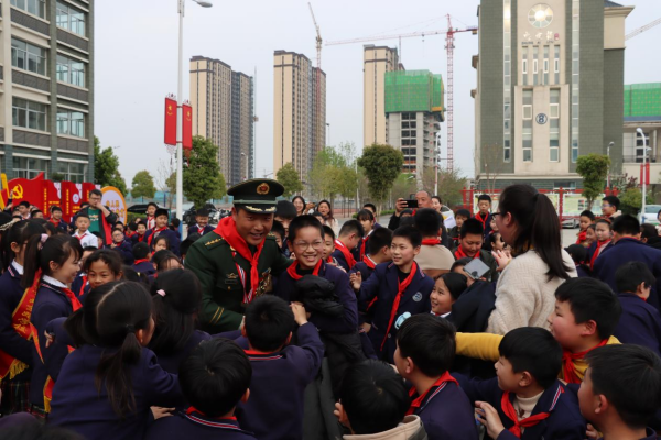邓州市青年讲师团张光付学雷锋报告会走进北京路学校