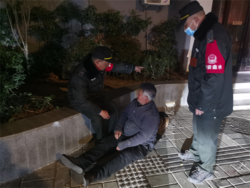 七旬老人郑州寻亲未果犯病后晕倒街头，经八路巡防积极救助