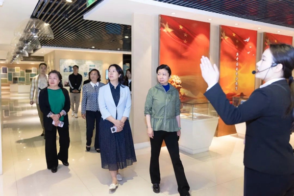 郑州市妇联党组书记、主席申宏一行到黄河科技学院调研考察