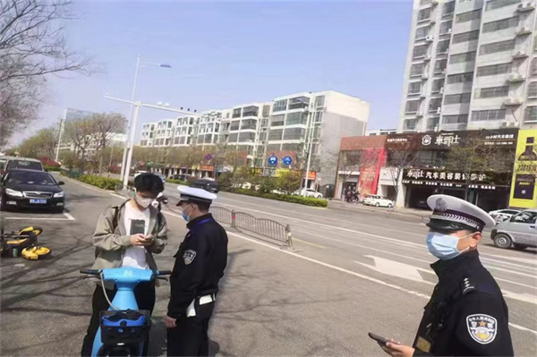 商丘市公安局交警支队持续开展骑乘电动自行车佩戴安全头盔集中整治提升行动