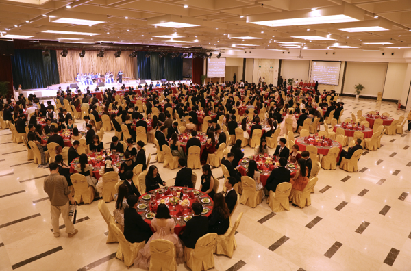 拓宽国际视野 提高礼仪素养——郑州西亚斯学院举行第十届高桌晚宴
