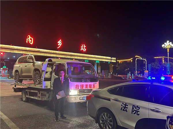 内乡法院：周末“狂飙”为执行  异地扣押霸道车 