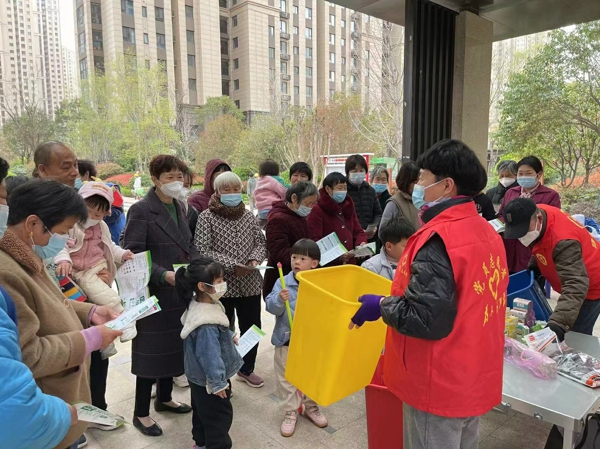 郑州十八里河街道办事处组织志愿者开展垃圾分类宣传活动