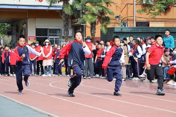 驻马店市第十一小学：奋力拼搏运动健儿展风采 悦动逐梦掌灯少年向未来