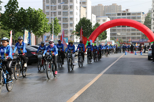 邓州市体育事业发展中心举办迎盛会绿色出行自行车巡游活动