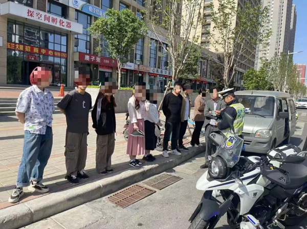 面包车超员安全隐患大，郑州交警十一支队严查面包车超员违法