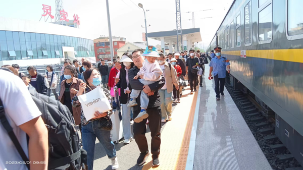 灵宝火车站加开三趟临客 应对“五一”返程高峰