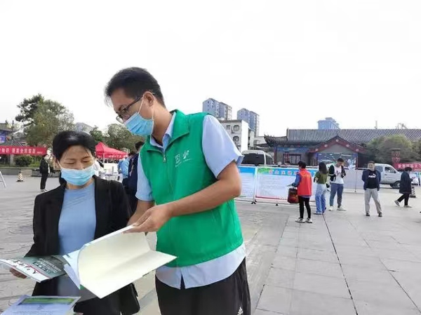 内乡宝天曼宣传员闫博荣获市级两项表彰