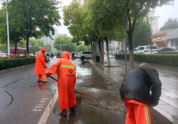 驻马店开发区城市管理局开展雨后积水清理工作 保障市民安全出行