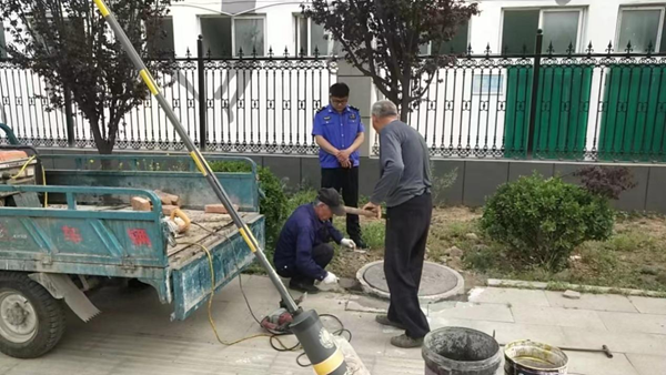 汝南县数字化城市管理监督指挥中心：快速处置修复破损井盖
