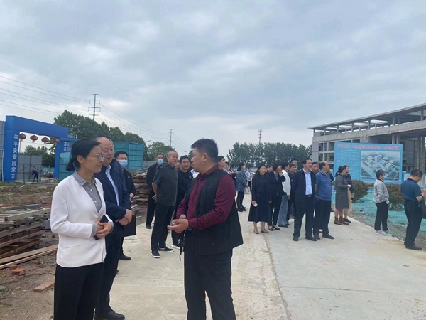西平县政协领导班子调研第二人民医院异地新建项目建设情况