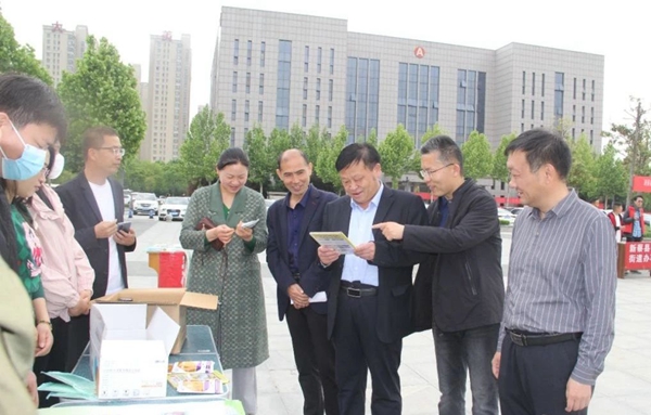 新蔡县组织开展第35个爱国卫生月集中宣传活动