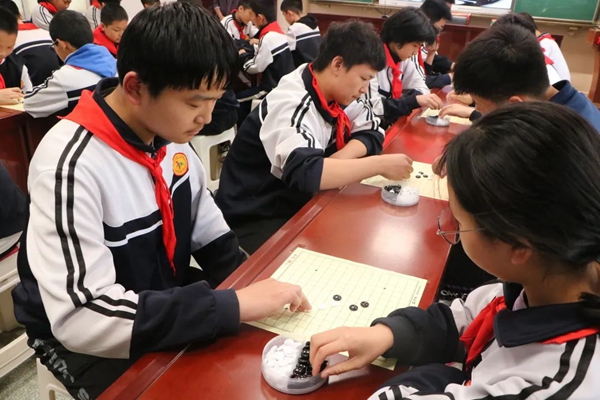 驻马店市第十二初级中学举办第一届五子棋“棋王”争霸赛