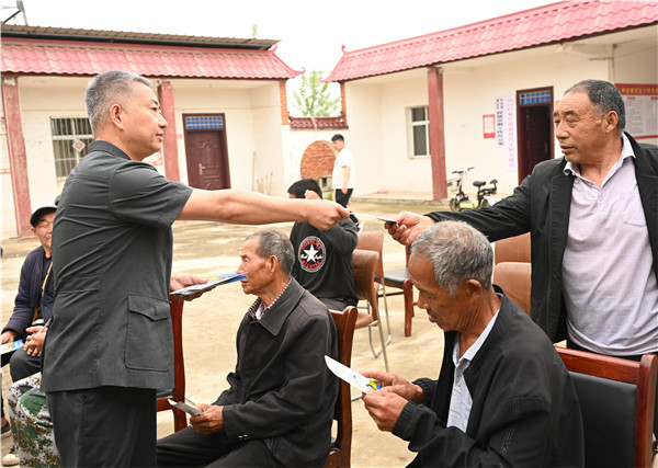 唐河县法院：“村头法庭”倡树文明乡风