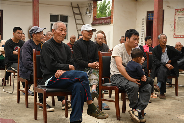唐河县法院：“村头法庭”倡树文明乡风
