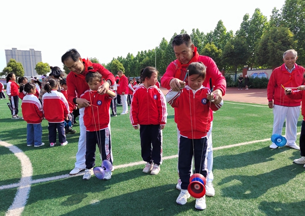 ​驻马店市第五十九小学：传承非遗文化 空竹抖进校园