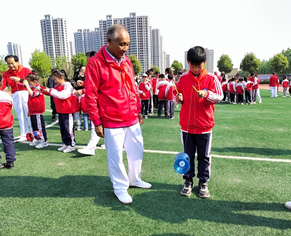 ​驻马店市第五十九小学：传承非遗文化 空竹抖进校园