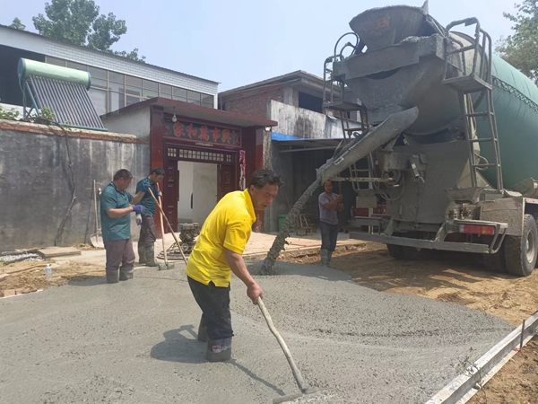 泌阳县花园街道东陈庄居委：在外成功人士禹德玉捐资修建爱心路