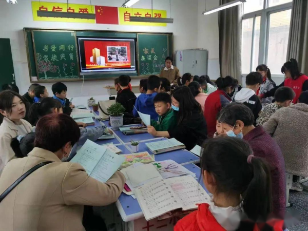 邓州市城区十二小：助推家校共育 造福千万家庭