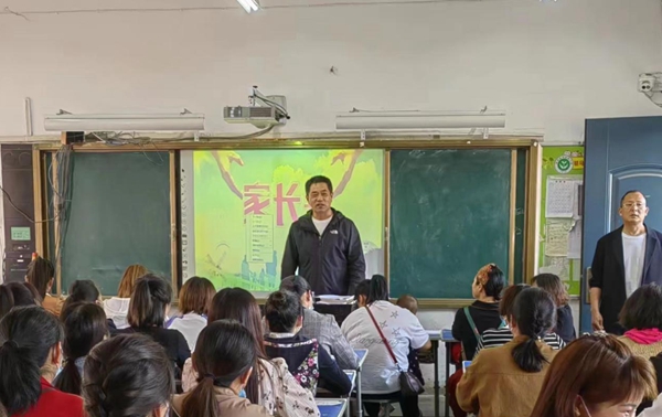 ​驻马店市回族小学举行“家长开放日”活动