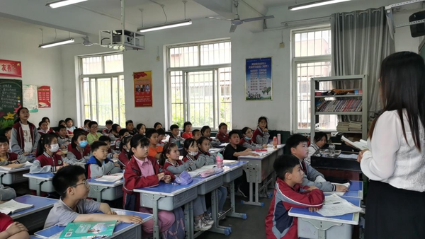 ​驻马店市回族小学举行“家长开放日”活动