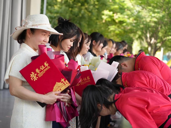 悠悠寸草心 报得三春晖——新蔡县实验中学举行“母亲节感恩教育报告会”