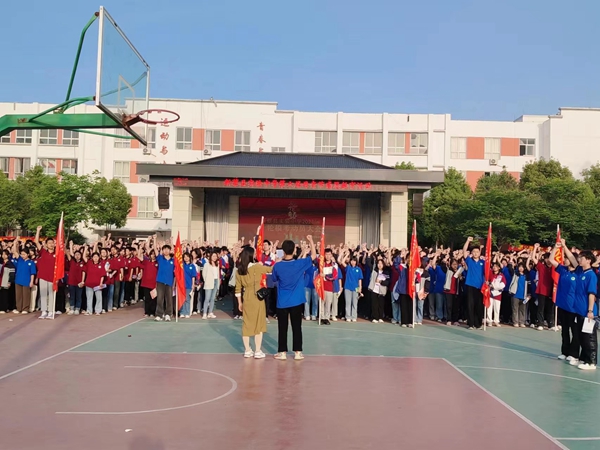 志在千里行将至 珍惜时间功必成——新蔡县实验中学高一年级部举行升旗仪式