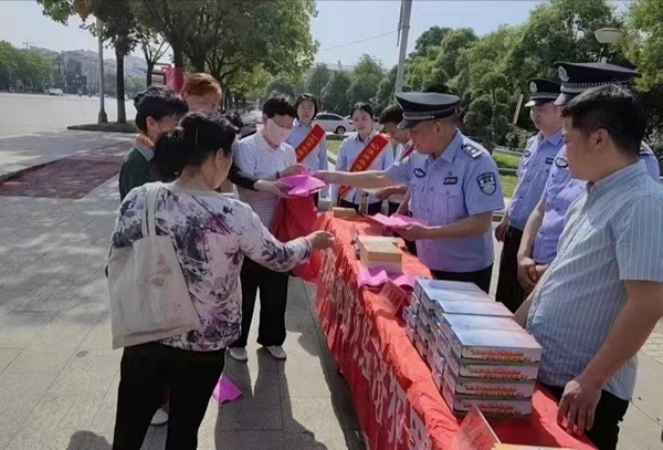 淮滨警方组织开展“5·15”打击和防范经济犯罪宣传日活动