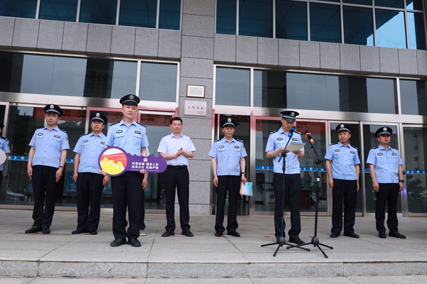 新县公安局举行警用车辆集中配发仪式