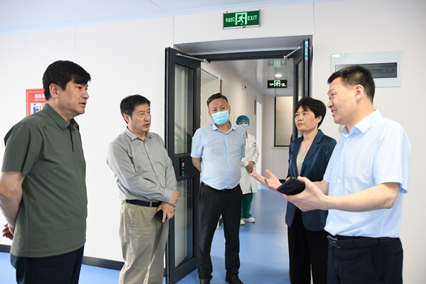 河南省卫健委二级巡视员张健锋一行到信阳市中医院指导工作