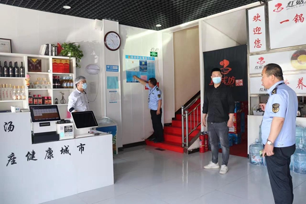 泌阳县春水镇市场监督管理所开展餐饮服务从业人员佩戴口罩专项检查