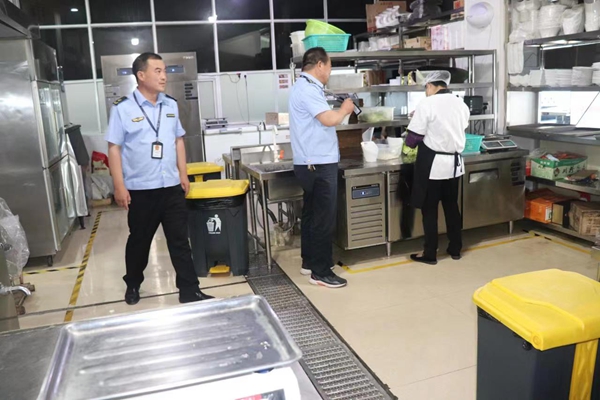 泌阳县春水镇市场监督管理所开展餐饮服务从业人员佩戴口罩专项检查