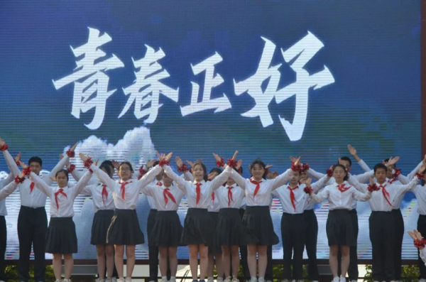 郑州71中学：青春告白祖国 奋斗献礼未来