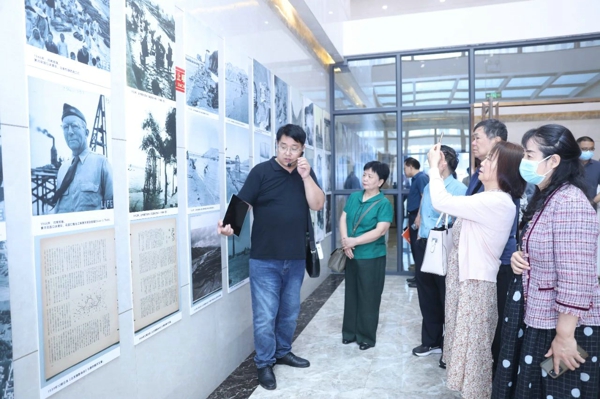 黄河科技学院举办黄河历图片展、黄河古籍展